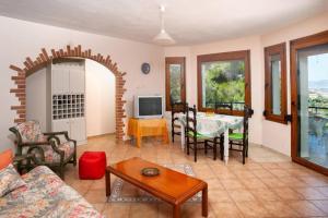 A television and/or entertainment centre at Villa Karmelina Flat