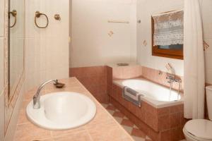 A bathroom at Villa Karmelina Flat