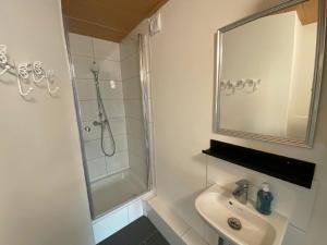 Gallery image of Stilvoll eingerichtete Ferienwohnung mit Terrasse in Tossens in Butjadingen +7 photos
