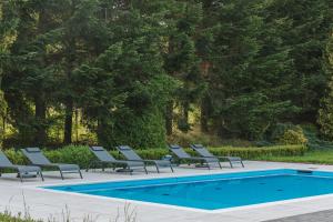 grupa krzeseł i basen w obiekcie Biały Domek w mieście Lampa