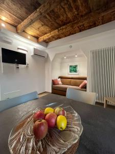 a bowl of fruit on a table in a living room at Residenza Alice in Arco