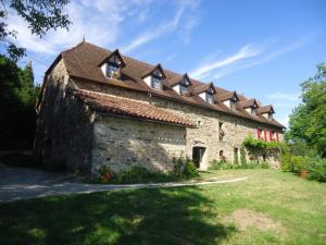 an old stone building with a pitched roof at Les 7 Lucarnes in Latouille-Lentillac