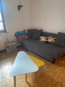 una sala de estar con un sofá y una mesa en Galetas 50, en Saint-Étienne-de-Tinée