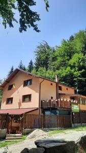 una casa con una valla delante en Izvorul Maleii, en Petrila