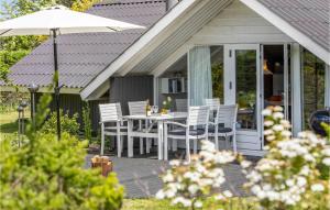 Zahrada ubytování Three-Bedroom Holiday Home In Odder