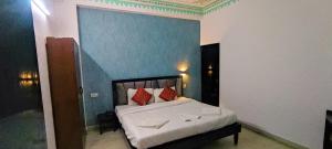 Hotel Mandiram Palace客房内的一张或多张床位