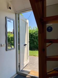 安于姆Ferienhaus in Anjum mit Kleinem Balkon的享有庭院景致的开放式门