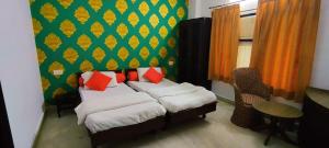 Hotel Mandiram Palace客房内的一张或多张床位