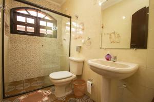 ペルイベにあるRecanto Douradoのトイレと洗面台付きのバスルーム +27枚の写真