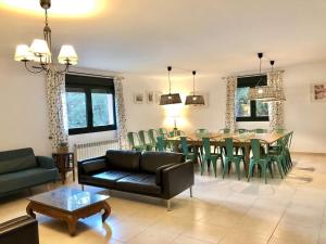Fotografie z fotogalerie ubytování Cómoda e íntima Villa con piscina pricvada. 4 suites + 4 hab. + 2 baños v destinaci Lloret de Mar