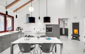 Fotografie z fotogalerie ubytování Lovely Home In Grenaa With Kitchen v destinaci Grena