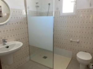 Koupelna v ubytování Piles - Apartment - Sleeps 7 - Parking - Seafront