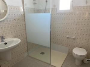 Koupelna v ubytování Piles - Apartment - Sleeps 7 - Parking - Seafront + 24 fotografií