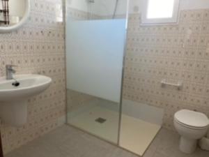 Koupelna v ubytování Piles - Apartment - Sleeps 7 - Parking - Seafront