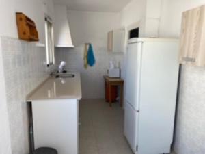 Kuchyň nebo kuchyňský kout v ubytování Piles - Apartment - Sleeps 7 - Parking - Seafront