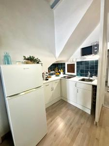 a kitchen with white appliances and a white refrigerator at Old Town Blue Suite in Villajoyosa