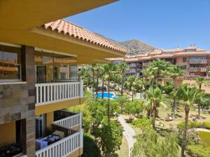 einen Balkon mit Blick auf das Resort in der Unterkunft Higuerón Hills Retreat - Home in Benalmádena in Fuengirola
