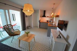 Kuchyňa alebo kuchynka v ubytovaní Ferienwohnung in Costa Calma mit Terrasse, gemeinsamem Pool und Grill
