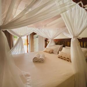 a bedroom with a bed with two towels on it at Velho Chico in Icaraí