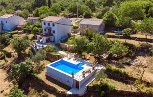 Bazén v ubytovaní 3 Bedroom Cozy Home In Moscenicka Draga alebo v jeho blízkosti
