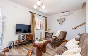 Televízia a/alebo spoločenská miestnosť v ubytovaní 3 Bedroom Cozy Home In Moscenicka Draga