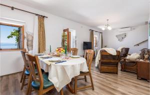 Posedenie v ubytovaní 3 Bedroom Cozy Home In Moscenicka Draga