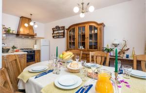 Kuchyňa alebo kuchynka v ubytovaní 3 Bedroom Cozy Home In Moscenicka Draga