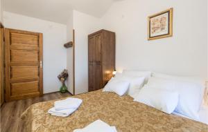 Posteľ alebo postele v izbe v ubytovaní 3 Bedroom Cozy Home In Moscenicka Draga