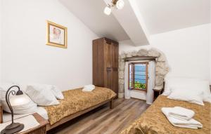Posteľ alebo postele v izbe v ubytovaní 3 Bedroom Cozy Home In Moscenicka Draga
