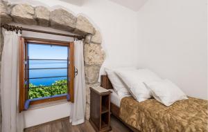 Posteľ alebo postele v izbe v ubytovaní 3 Bedroom Cozy Home In Moscenicka Draga