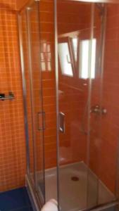 a shower with a glass door in a bathroom at Praia da Areia Branca, Lourinhã - Vila Mar Casal dos Patos in Praia da Areia Branca