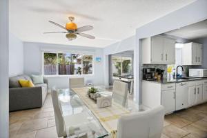 cocina y sala de estar con mesa y ventilador de techo en Beach Retreat Downtown Hot Tub, en Delray Beach