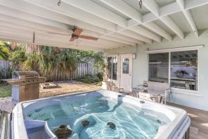 una bañera de hidromasaje en un patio con una casa en Beach Retreat Downtown Hot Tub, en Delray Beach