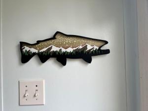 un dipinto di un pesce appeso a un muro di Trout House at Red-Bow a Sterling