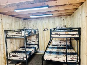 due letti a castello in una stanza con pareti in legno di Grayling Bunkhouse at Red-Bow a Sterling