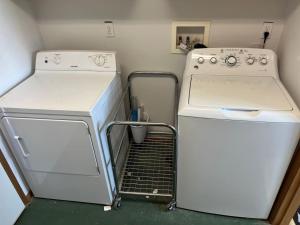 una piccola cucina con fornelli e frigorifero di Grayling Bunkhouse at Red-Bow a Sterling