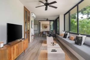 een woonkamer met een grote flatscreen-tv bij Arthouse Tulum Iconic Apartment Beach Club Access in Tulum