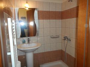 A bathroom at Gerakofolia Rooms to Let Még 29 kép