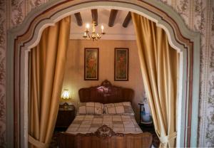 Un dormitorio con una cama y una lámpara de araña en Casa Calvo SXVI, en Santa Eulalia la Mayor 35 fotos más