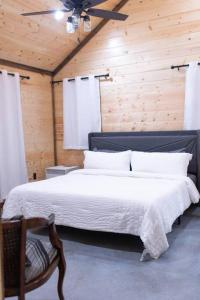 Postel nebo postele na pokoji v ubytování The NEW Luna Lodge in Broken Bow
