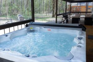 Bazén v ubytování The NEW Luna Lodge in Broken Bow nebo v jeho okolí