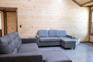Posezení v ubytování The NEW Luna Lodge in Broken Bow
