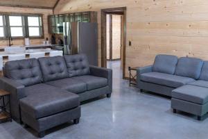 Posezení v ubytování The NEW Luna Lodge in Broken Bow