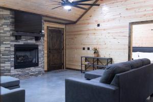 Posezení v ubytování The NEW Luna Lodge in Broken Bow
