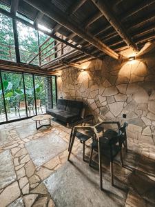 Posezení v ubytování Cabaña de piedra y bambú en la selva