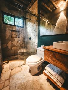 Koupelna v ubytování Cabaña de piedra y bambú en la selva