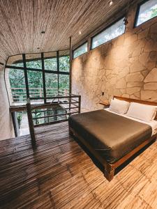 Postel nebo postele na pokoji v ubytování Cabaña de piedra y bambú en la selva
