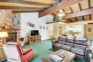 Χώρος καθιστικού στο 1 Mi to Beach Cozy Incline Village Condo!