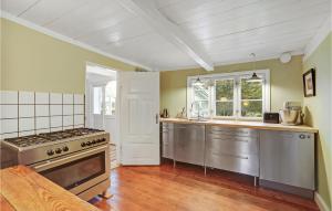 Η κουζίνα ή μικρή κουζίνα στο 3 Bedroom Cozy Home In Nysted +17 φωτογραφίες
