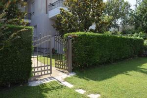 Κήπος έξω από το Nakis Apartment All Seasons